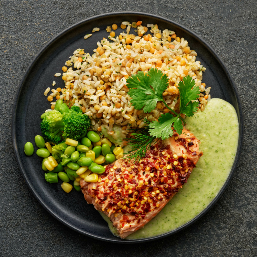 Chilistekt lax med linsris och krämig broccolisås