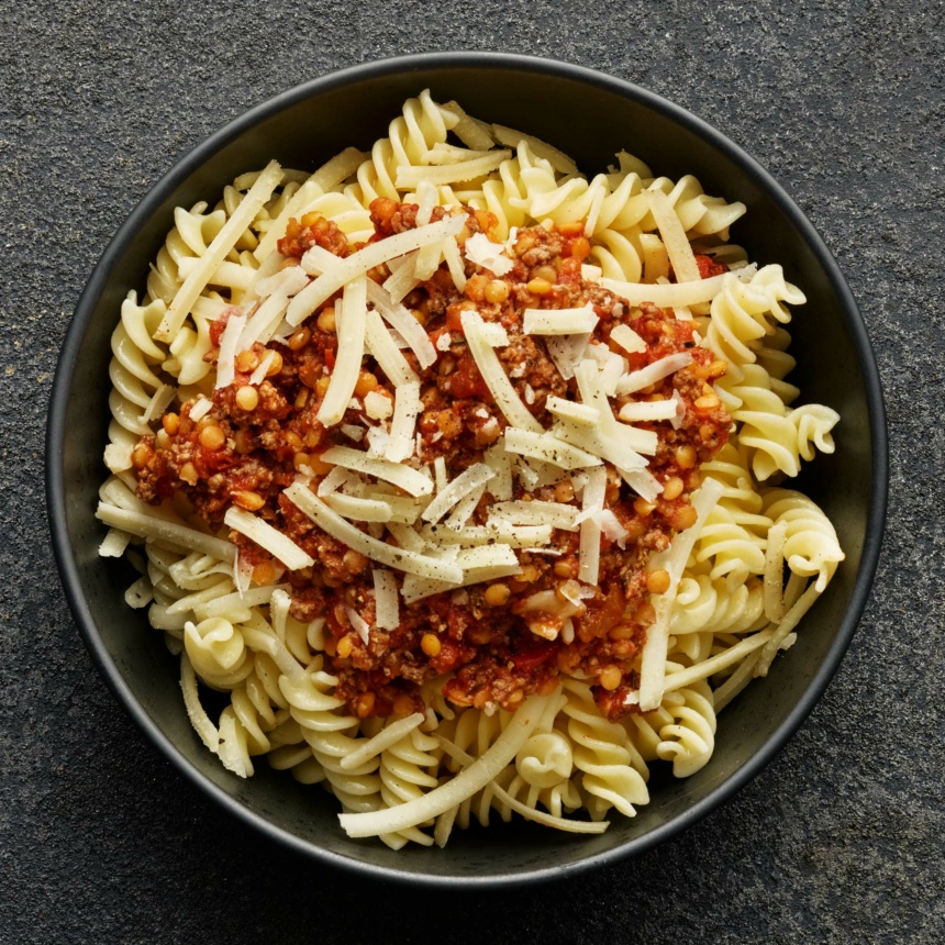 Pasta Bolognese med riven parmesan
