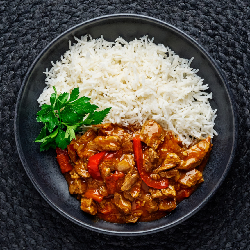 Kraftkökets gulasch serverad med ris