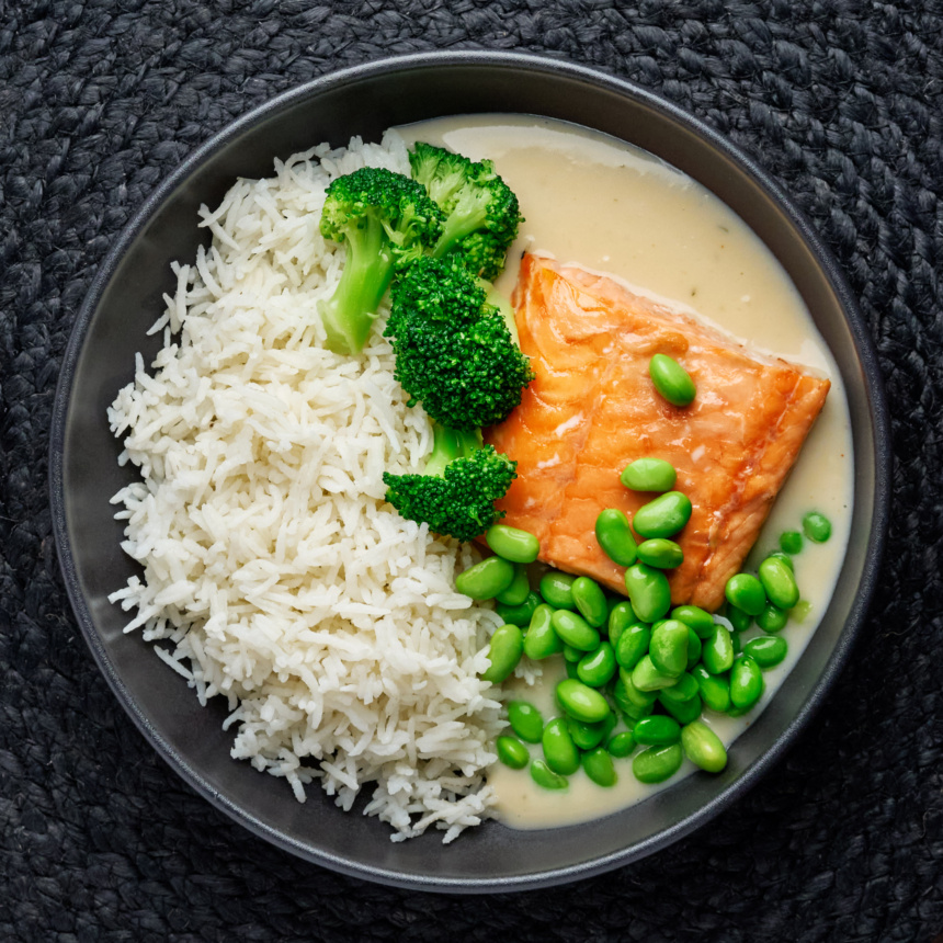 Laxfilé med vitvinssås med broccoli och edamamebörnor